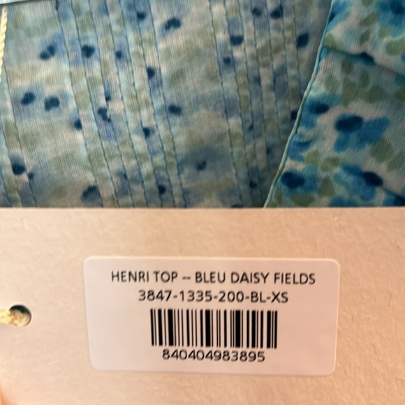 Doen Henri top in blue daisy fields - Picture 5 of 7